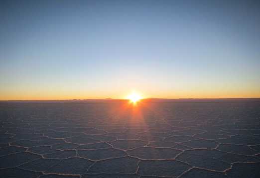 盐湖的落日景观图片
