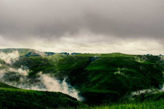 云雾缭绕的的青山图片