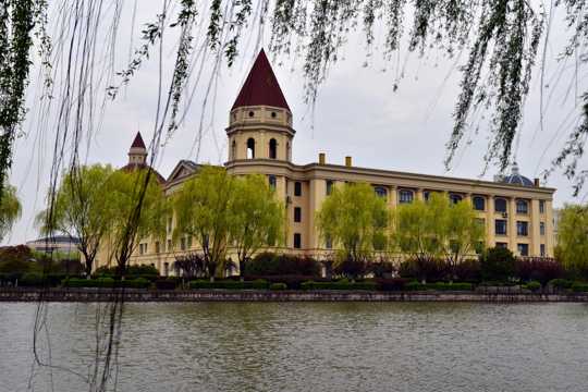 上海外国语大学景物图片