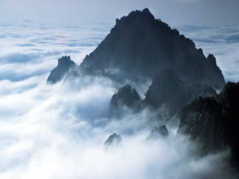 云雾缭绕的山峦图片