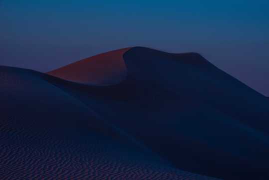 夜幕大漠沙堆风光图片