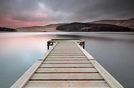 湖中的木桥图片