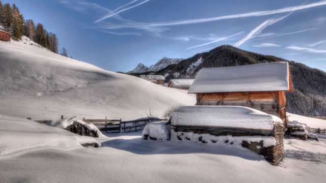 雪中小木屋景色图片