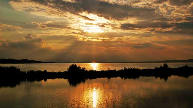 巴拉顿湖朝阳景致图片
