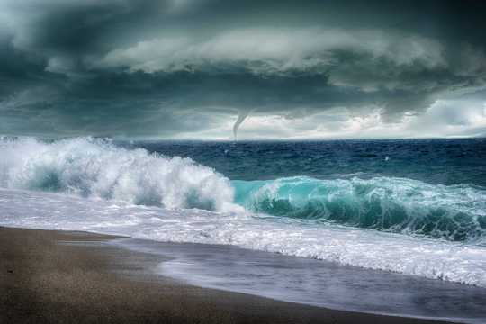 风暴下的海浪图片