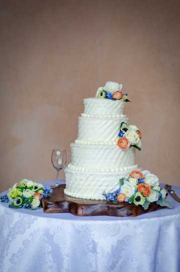 花朵奶油婚礼蛋糕图片
