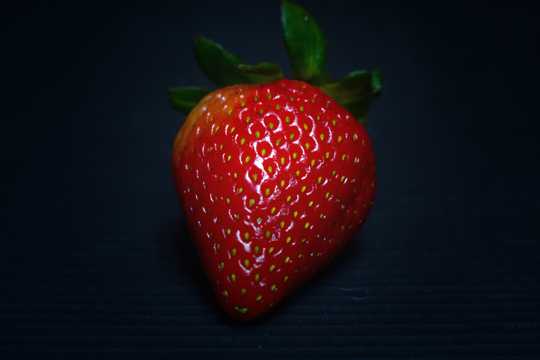 一颗嫣红草莓图片
