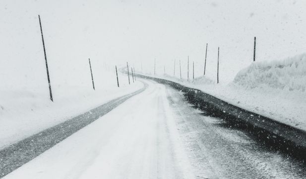 大雪纷飞的公路雪景图片