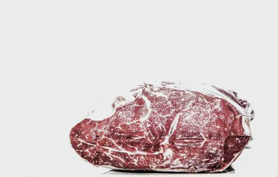 新绯红色的牛肉图片