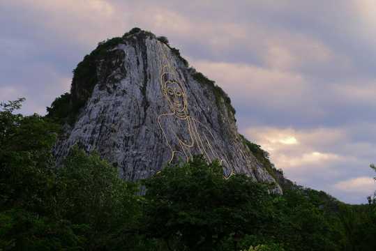 壮观的泰国七珍金佛山景致图片