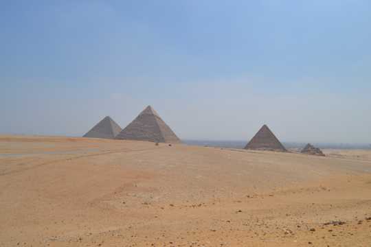 大漠金字塔图片