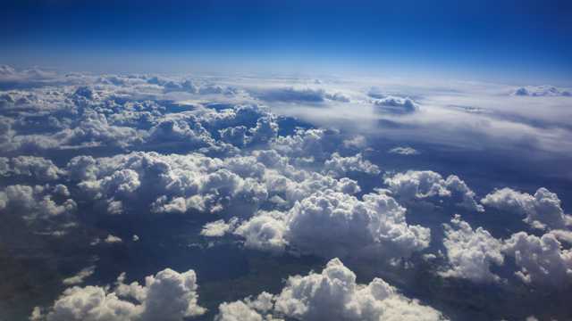 高空中的云海图片