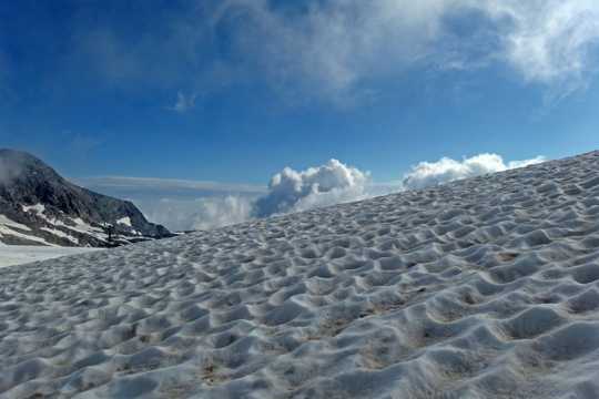 阿尔卑斯山顶雪景图片