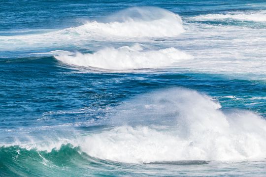 湛蓝海洋巨浪翻腾图片