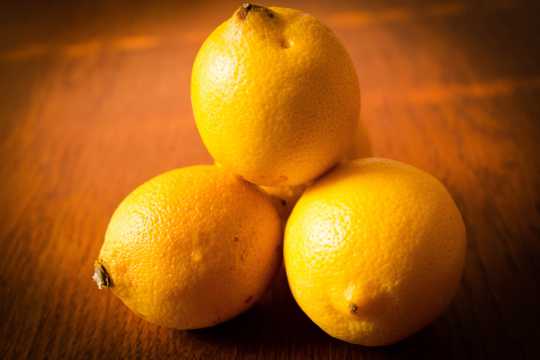 四颗黄色柠檬照相图