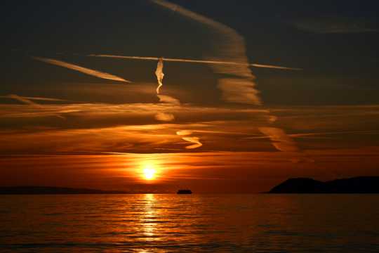 海平面夕阳黄昏景观图片