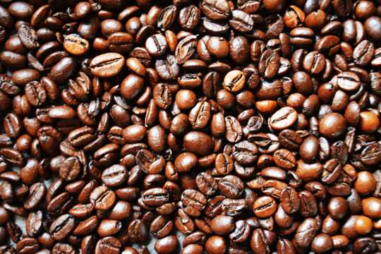 棕色丰盈咖啡豆图片