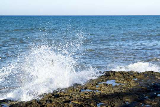 海潮击石的图片