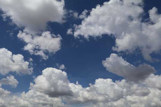天空蓝天云朵图片