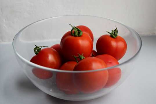 一碗红西红柿图片