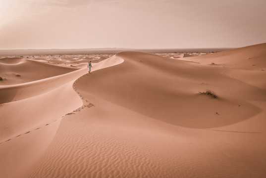 空阔开阔的大漠图片