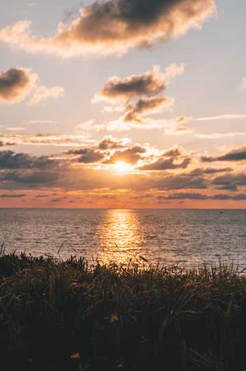 海上水光潋滟朝阳风光图片