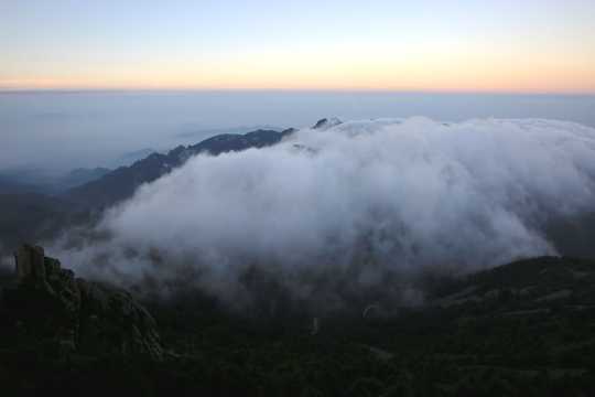 雾灵山早晨风光图片