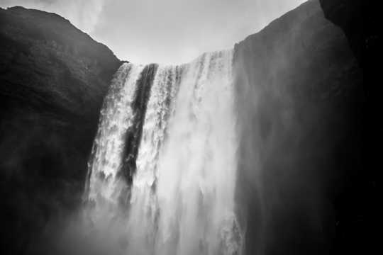 冰岛大瀑布黑白图片