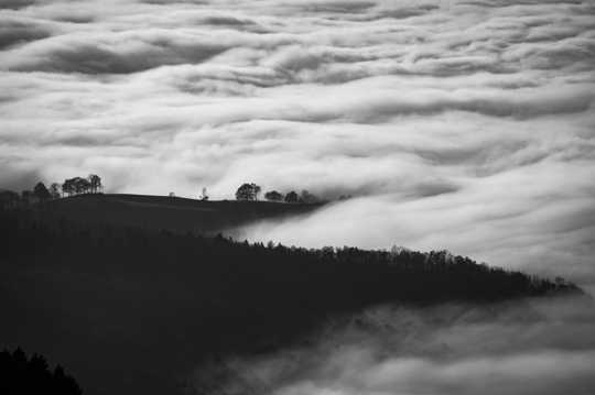 云雾缭绕的山峦图片