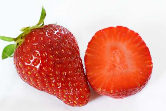 成熟红草莓图片