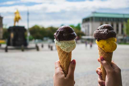 巧克力脆皮冰淇淋图片