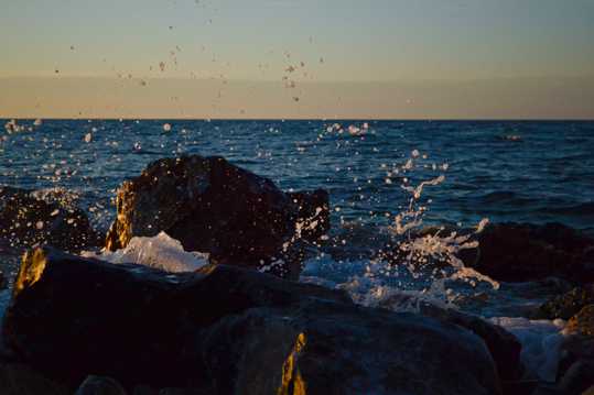 海潮击石图片