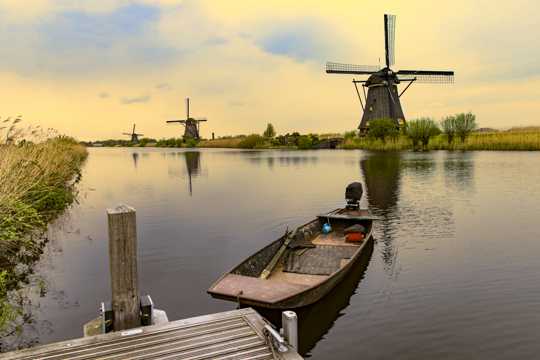 荷兰风车村风光图片