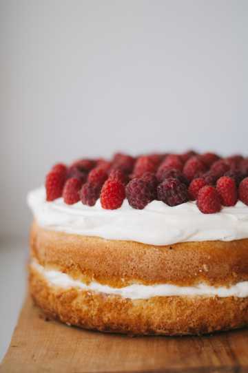 树莓奶油水果蛋糕图片