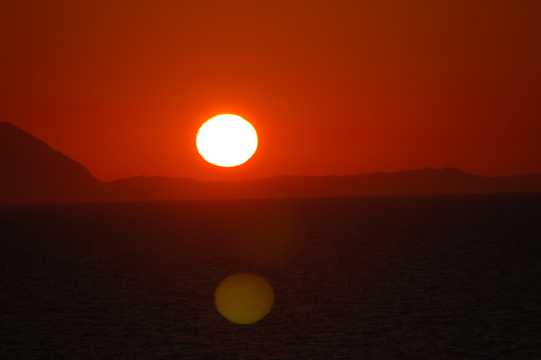 海平面上的朝阳图片