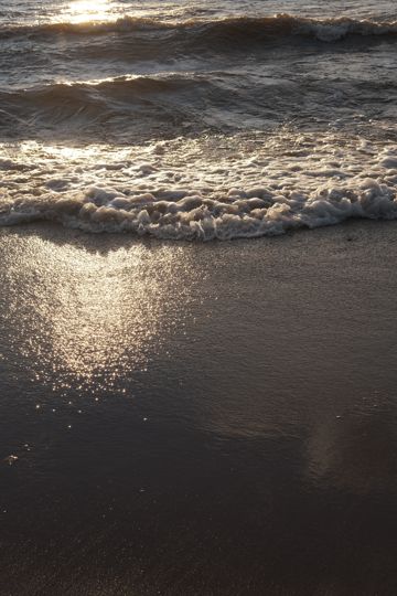 波浪冲刷海滩图片
