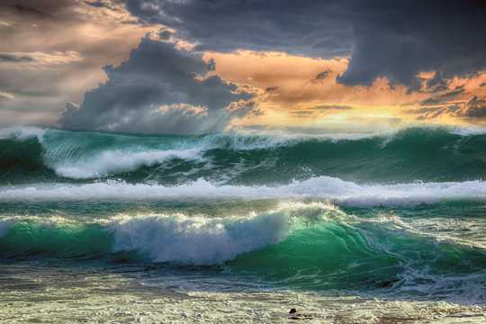 大海翻滚巨浪图片