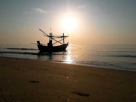 日落下水面渔船图片