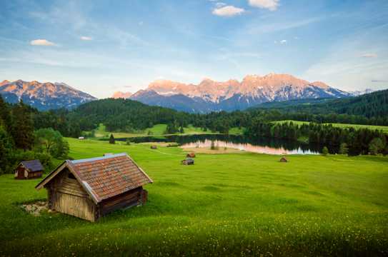 瑞士阿尔卑斯山上的小房子乡村景象图片