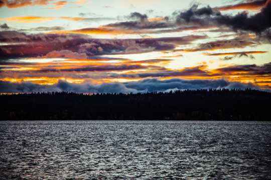 日落下的湖泊景物图片