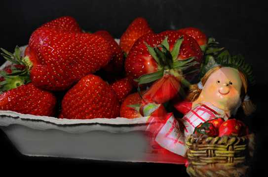 嫣红迷人草莓水果图片