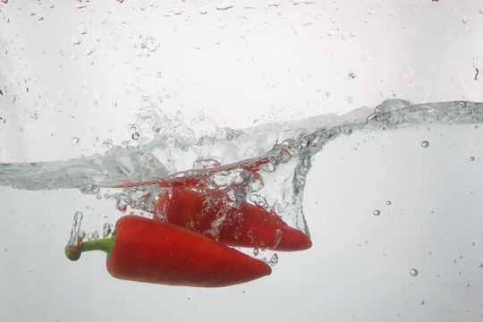 水中的辣椒图片