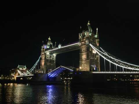 夜色下的伦敦塔桥图片