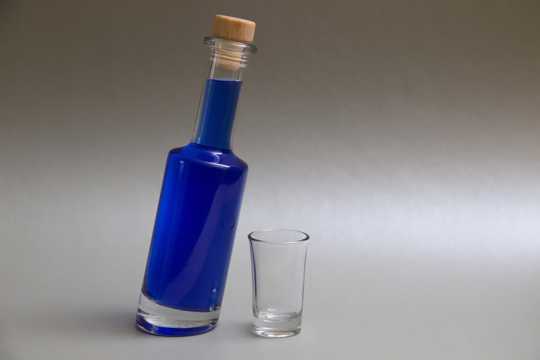 一瓶蓝色的鸡尾酒图片