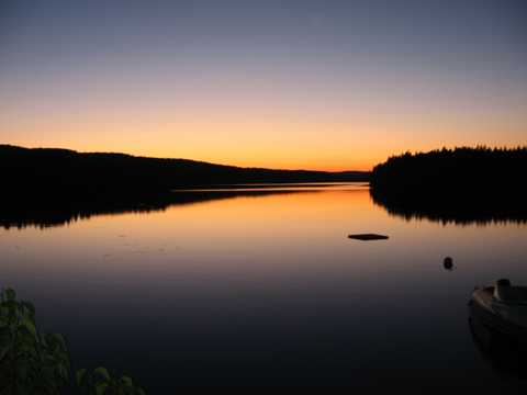 湖水斜阳景色图片