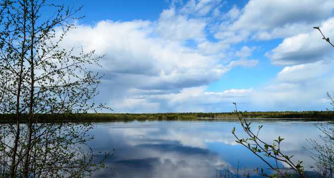 蓝天云彩湖水景致图片